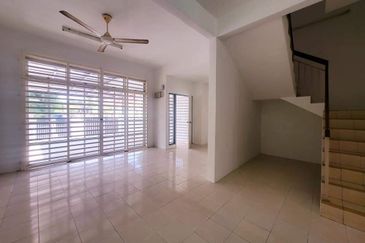 Double storey Terrace at Taman Teluk Kumbar Height for sale and rent