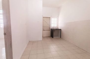 Double storey Terrace at Taman Teluk Kumbar Height for sale and rent