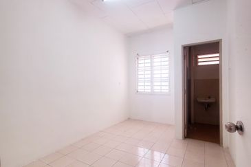 Double storey Terrace at Taman Teluk Kumbar Height for sale and rent