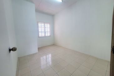 Double storey Terrace at Taman Teluk Kumbar Height for sale and rent