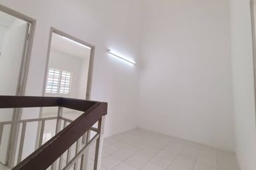 Double storey Terrace at Taman Teluk Kumbar Height for sale and rent