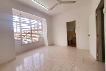 Double storey Terrace at Taman Teluk Kumbar Height for sale and rent