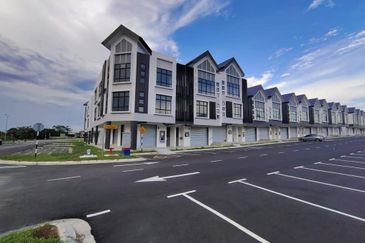 Shoplot at Meridin East for Rent 