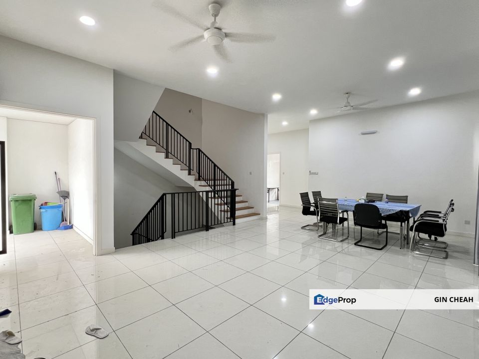 Twin Palms In Sungai Long, 3 Storey Semid End Lot For Sale, Super Big Side Land, Good Condition, Gated Guarded, Selangor, Kajang