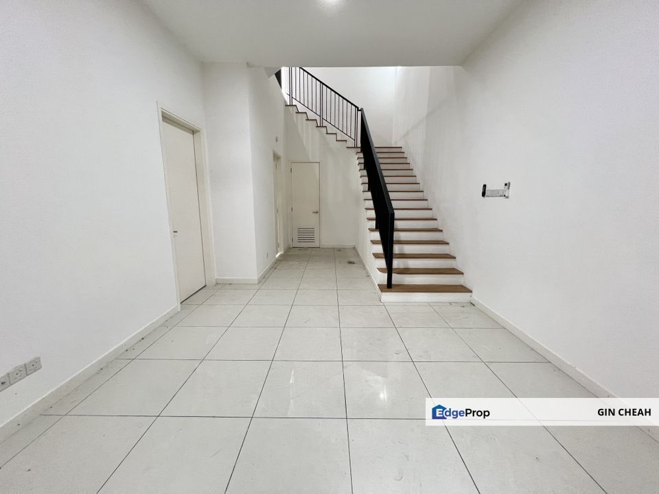 Twin Palms In Sungai Long, 3 Storey Semid End Lot For Sale, Super Big Side Land, Good Condition, Gated Guarded, Selangor, Kajang