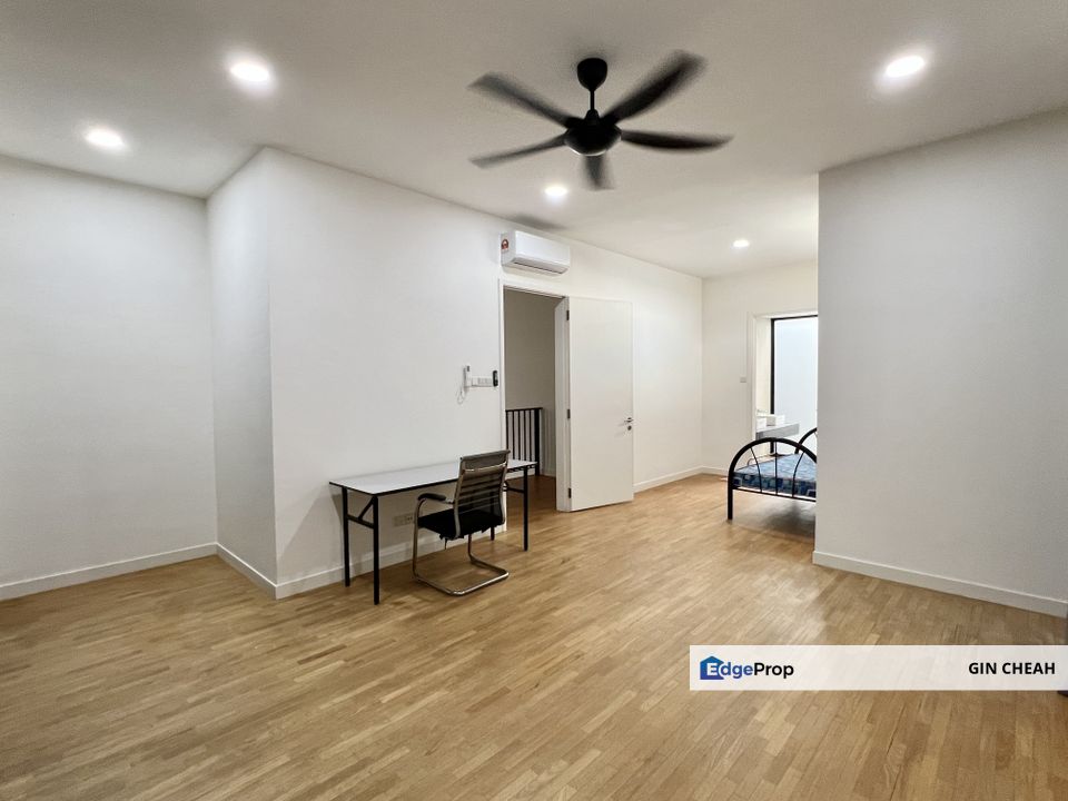 Twin Palms In Sungai Long, 3 Storey Semid End Lot For Sale, Super Big Side Land, Good Condition, Gated Guarded, Selangor, Kajang