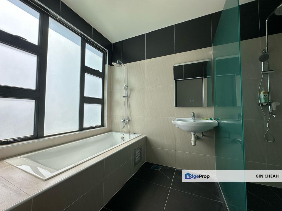 Vista Hill in Mahkota Cheras, 3 Storey Semid for sale, Kitchen Extended, Super Good and Move In Condition, Gated Guarded , Selangor, Cheras