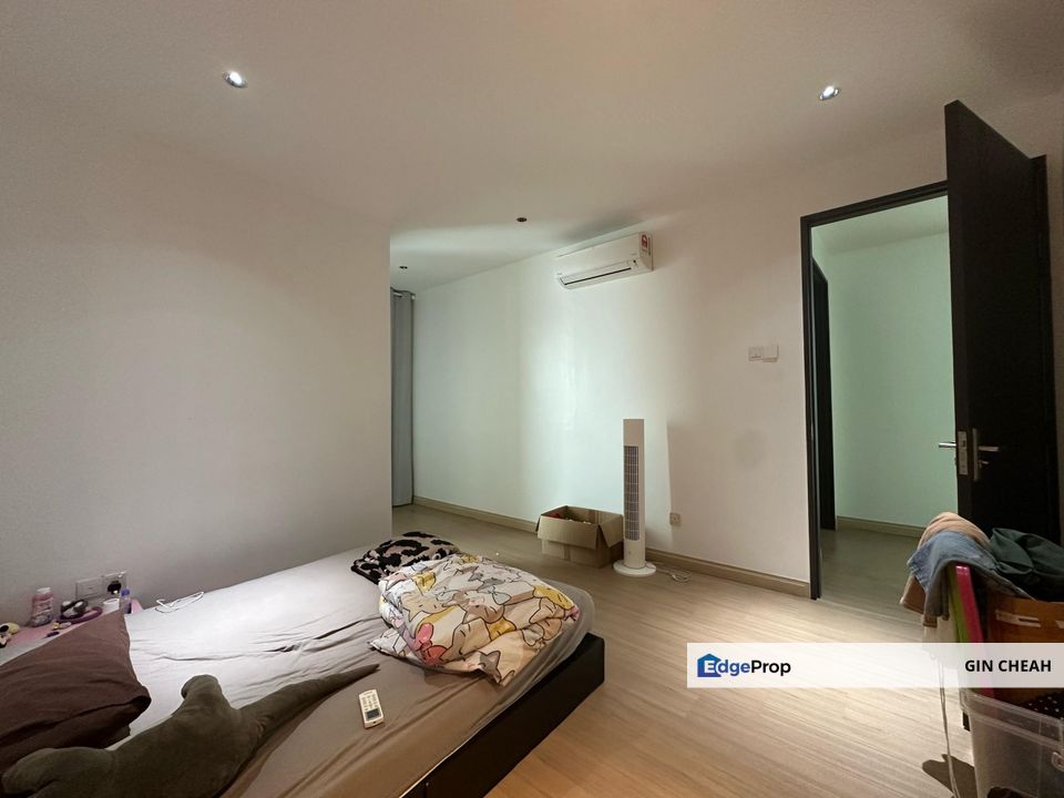 Vista Hill in Mahkota Cheras, 3 Storey Semid for sale, Kitchen Extended, Super Good and Move In Condition, Gated Guarded , Selangor, Cheras