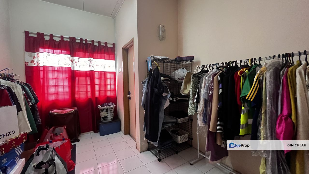 Taman Seri Belimbing In Balakong, 2 Storey Terrace For Sale, Kitchen Extended, Freehold, Gated Guarded, Open Facing, Selangor, Balakong