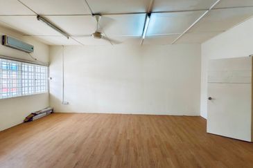 Bandar Sugai Long SL7, 2 Storey Terrace, New Painted, Gated Guarded