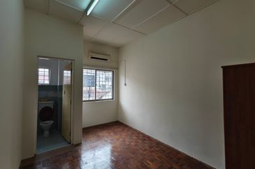 Bandar Sugai Long SL7, 2 Storey Terrace, New Painted, Gated Guarded