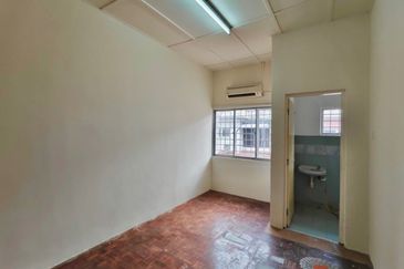 Bandar Sugai Long SL7, 2 Storey Terrace, New Painted, Gated Guarded