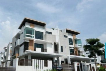 3 Storey Semid House For Sale In Taman Sunville, Individual Title, Super Good Condition