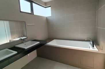 3 Storey Semid House For Sale In Taman Sunville, Individual Title, Super Good Condition