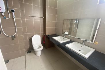 3 Storey Semid House For Sale In Taman Sunville, Individual Title, Super Good Condition