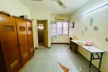 2 Storey Terrace House For Sale In Taman Desa, Super Big Size 22x100, No Facing House