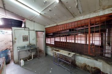 1.5 Storey Shop For Sale In Pudu Kuala Lumpur, Facing Main Road, Hot Area 20x120