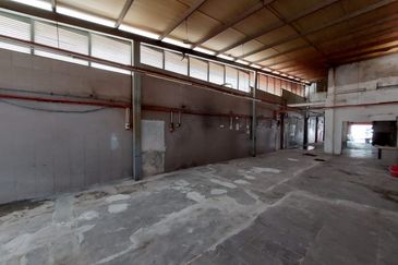 1.5 Storey Shop For Sale In Pudu Kuala Lumpur, Facing Main Road, Hot Area 20x120