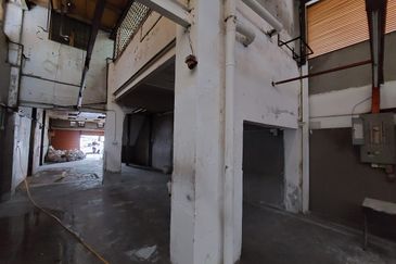 1.5 Storey Shop For Sale In Pudu Kuala Lumpur, Facing Main Road, Hot Area 20x120