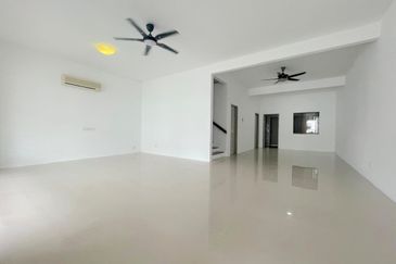 2 Storey Superlink Hour For Sale In Desa Budiman, Sungai Long, 24x75 Big Size, Renovated Unit, Freehold and Gated Guarded