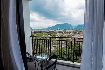 THE COVE HILLSIDE RESIDENCE