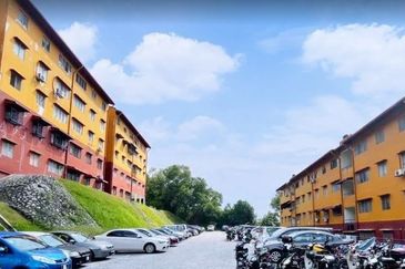 Pangsapuri Putra Permai A at Taman Equine Seri Kembangan