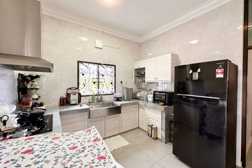 Nicely keep facing to Majestic Hilltop View Par 4 Hole 6 in Bangi Golf Resort