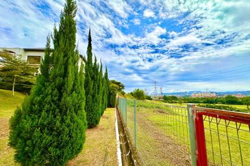 Nicely keep facing to Majestic Hilltop View Par 4 Hole 6 in Bangi Golf Resort