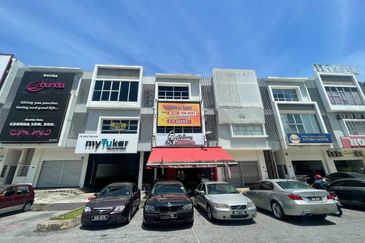 3 Storey Shop Lot FACING MAIN ROAD @ TTDI Grove, Kajang FOR SALE 