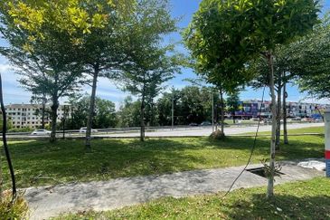 3 Storey Shop Lot FACING MAIN ROAD @ TTDI Grove, Kajang FOR SALE 