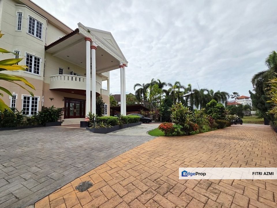 COUNTRY HEIGHTS @ KAJANG | 3 STOREY BUNGALOW | PARTLY FURNISHED | SPACIOUS CAR PORCH | PRIVATE POOL, Selangor, Country Heights