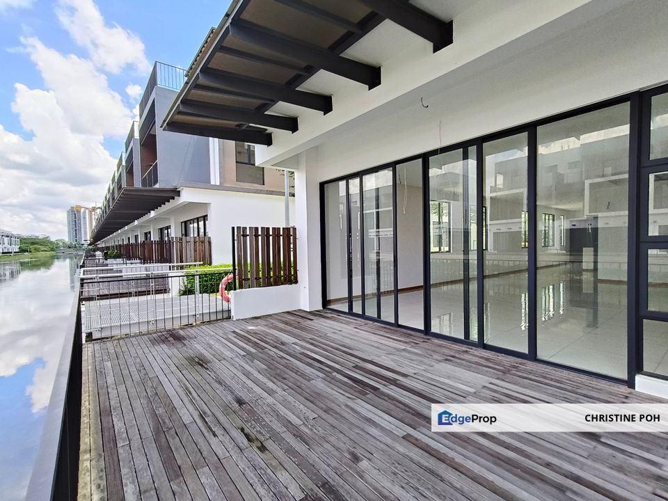 3 Storey Link House with Canal view @ Senibong Cove, Johor, Masai