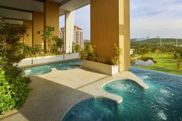 Par 3 Condo & Condo Villa