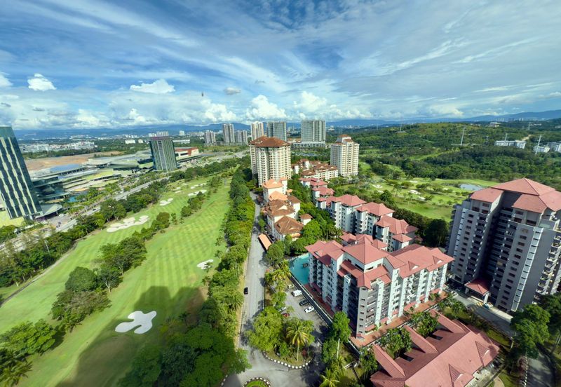 Par 3 Condo & Condo Villa