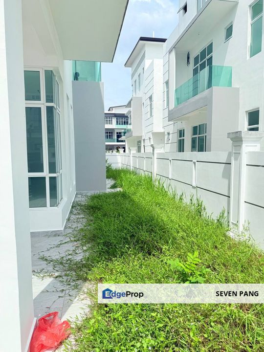  Mutiara Bestari 2 @ Mutiara Rini Triple Storey Cluster Brand New Unit 5 Bed 5 Bath Very Very good condition and house Facing SW, Johor, Skudai