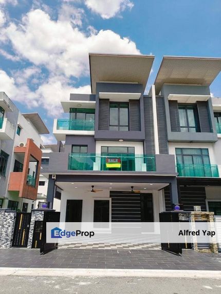 USJ One Landed 3-Storey Semi Detached Twin Villa Newly Renovated with Private Lift, Selangor, USJ