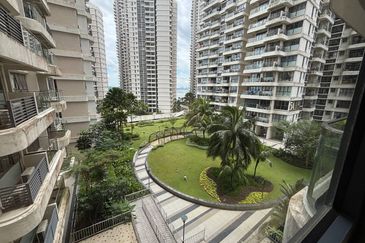 Baypoint @ Country Garden Danga Bay