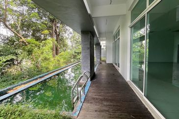 Jalan Straits View 1