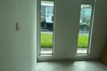 Jalan Straits View 1