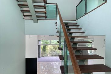 Jalan Straits View 1