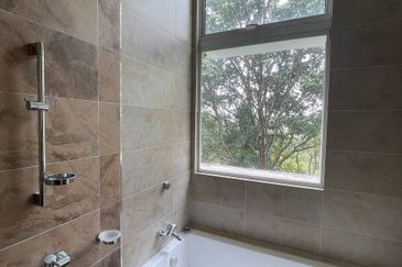 Jalan Straits View 1