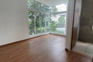 Jalan Straits View 1