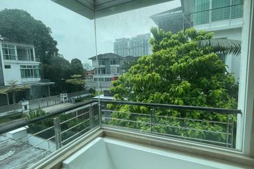 Jalan Straits View 1