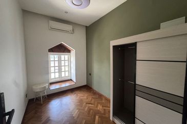 Stulang Laut / Darat