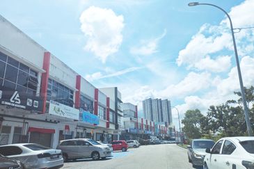 bandar baru uda utama skudai shop for sale , facing road tenanted