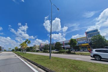 bandar baru uda utama skudai shop for sale , facing road tenanted