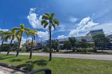 bandar baru uda utama skudai shop for sale , facing road tenanted