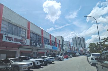 bandar baru uda utama skudai shop for sale , facing road tenanted