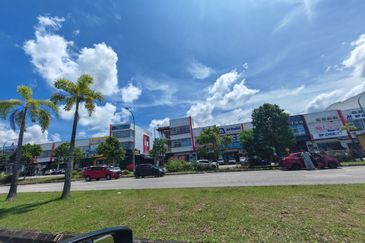 bandar baru uda utama skudai shop for sale , facing road tenanted