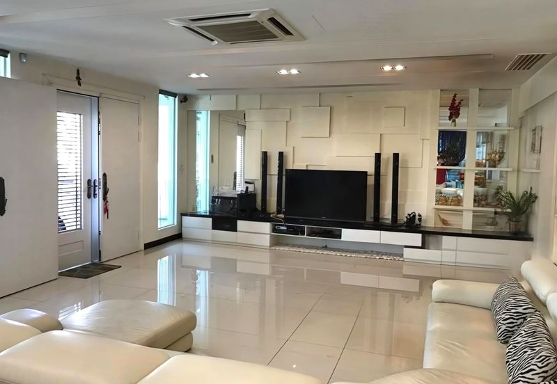 [Full Loan | Fully Renovated ] 2 Storey Bungalow Taman Jelok Impian, Kajang